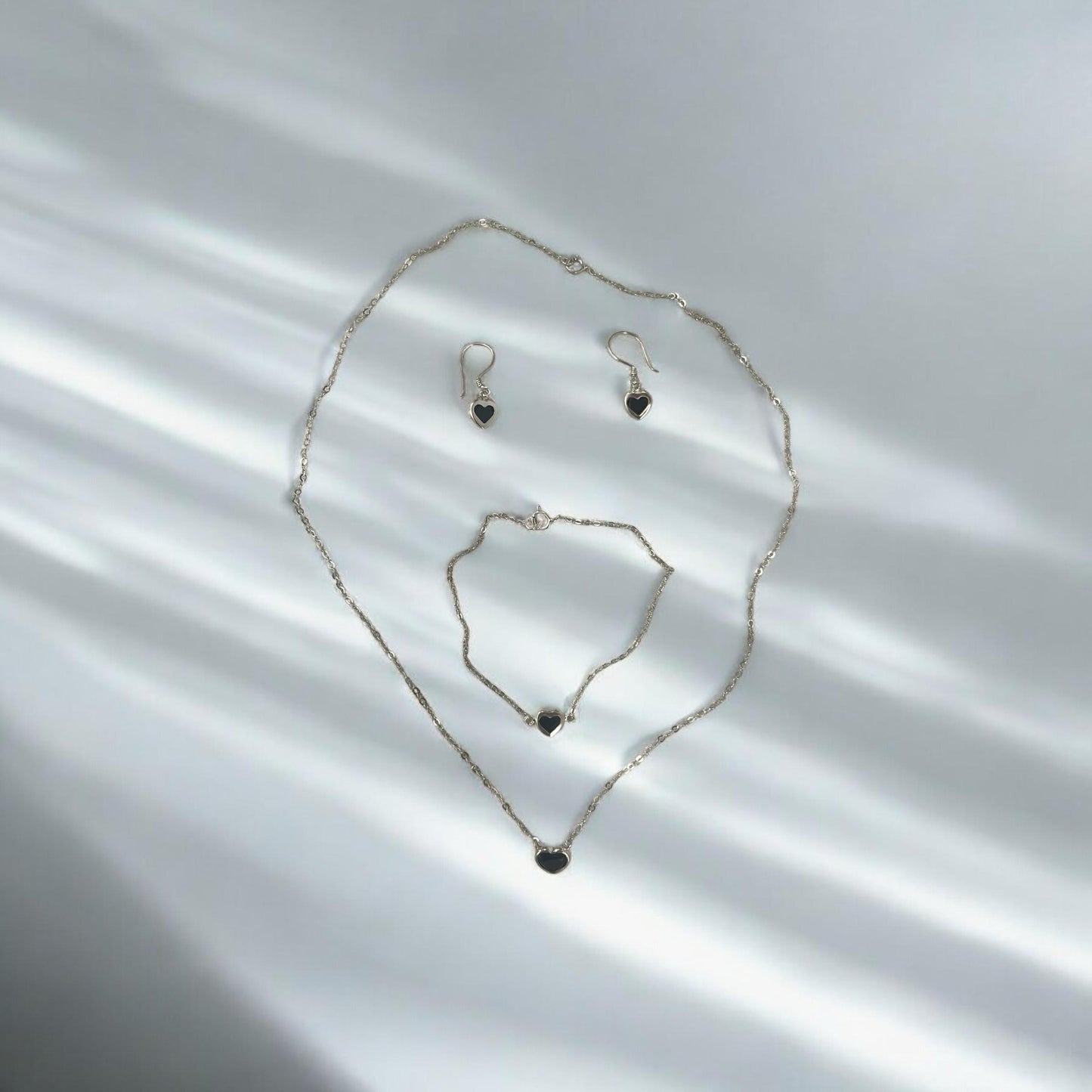 Set Corazones Negros Plata Ley 925 🖤 ¡Llévate Pulsera + Paño de Limpieza GRATIS y Envío GRATIS por tiempo limitado!